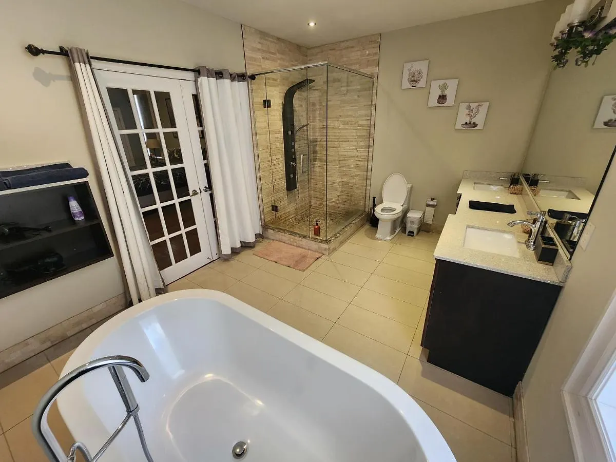 Heart Of Toronto Home 0*,