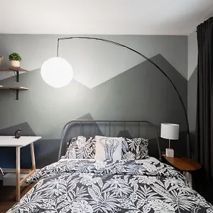Spacious With Ensuite Bathroom Near Subway, Koreatown & Uoft Toronto
